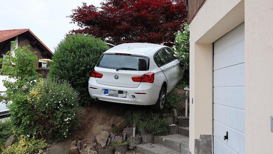 Eine Fahranfängerin hatte die Pedale verwechselt und ist in ein Anwesen gebrettert. Eine Fahranfängerin hatte die Pedale verwechselt und ist in ein Anwesen gebrettert.