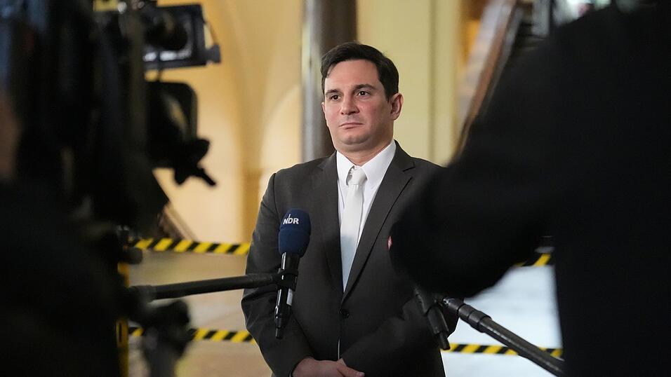 Nebenklage-Vertreter Philip von der Meden gibt am Rande des Prozesses ein Statement.