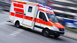 Der Autofahrer wurde schwer verletzt ins Krankenhaus gebracht. (Symbolbild)