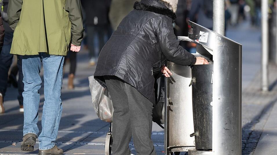 Eine alte Frau sucht in einem M&uuml;lleimer nach Pfandflaschen. Die Altersarmut wird nach Einsch&auml;tzung des Pestel-Instituts in den kommenden Jahren zunehmen, wenn die Bundesregierung keine Gegenma&szlig;nahmen ergreift. (Symbolbild)