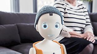 Er plaudert, kennt Witze und sorgt für gute Stimmung: Navel ist ein „Sozial-Roboter“. Er plaudert, kennt Witze und sorgt für gute Stimmung: Navel ist ein „Sozial-Roboter“.