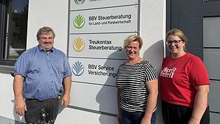 Franz Kerscher, Gesch&auml;ftsf&uuml;hrer des bayerischen Bauernverbandes der Landkreise Regen und Cham, Kreisb&auml;uerin Barbara Fraundorfer und Teamassistentin Kerstin Bindl vor der Viechtacher Gesch&auml;ftsstelle