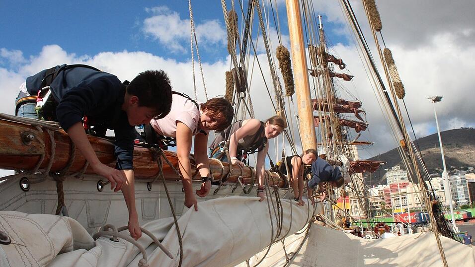Für 34 Schüler des Projekts 'Klassenzimmer unter Segeln (KUS)' ist es ein Jahr lang ihre Schule: das Segelschiff 'Thor Heyerdahl'. Für 34 Schüler des Projekts 'Klassenzimmer unter Segeln (KUS)' ist es ein Jahr lang ihre Schule: das Segelschiff 'Thor Heyerdahl'.