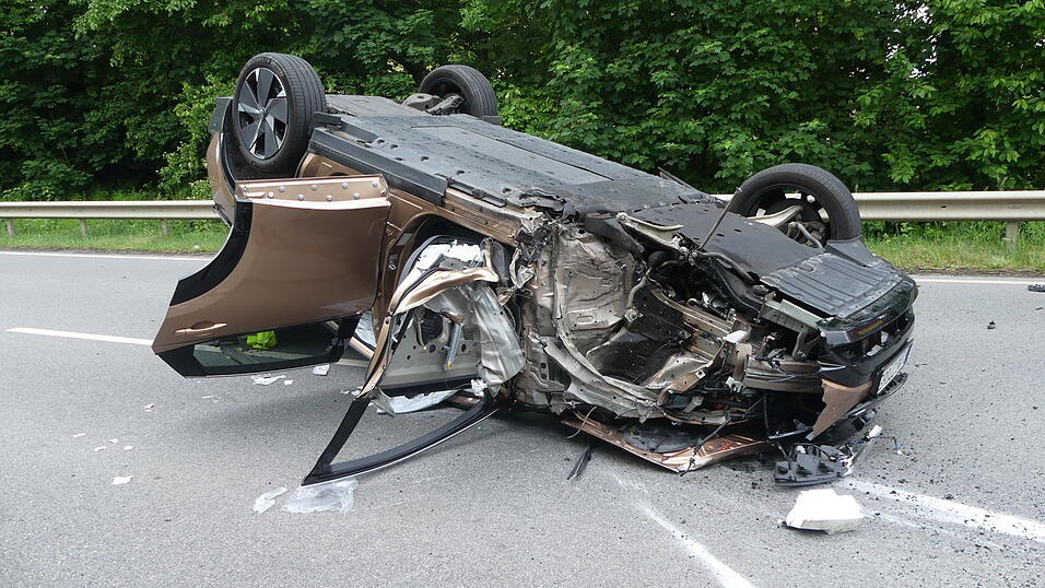 Bei dem Frontalzusammenstoß wurden beide Autos komplett zerstört und die Insassen schwer verletzt. Bei dem Frontalzusammenstoß wurden beide Autos komplett zerstört und die Insassen schwer verletzt.