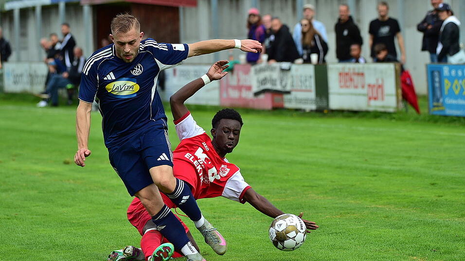 Roding mit Ivan Mukulu (in Rot) hatte bei der SpVgg Landshut mit Dominik Past einen schweren Stand. Die Turner kassierten die dritte Niederlage im dritten Spiel des Jahres.