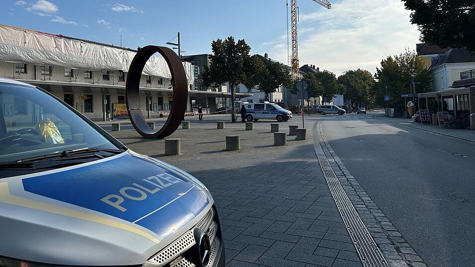 Der Plattlinger Bahnhof wurde am Donnerstag wegen eines Fliegerbombenfunds abgesperrt. Der Plattlinger Bahnhof wurde am Donnerstag wegen eines Fliegerbombenfunds abgesperrt.