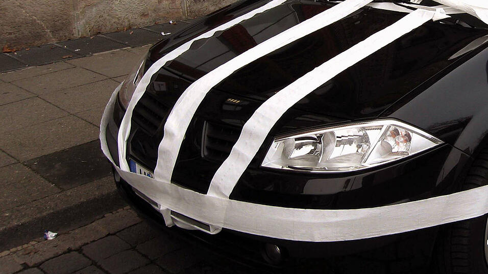 Auto in Klopapier verpacken - ein g&auml;ngiger Scherz zum 1. Mai. (Symbolbild)