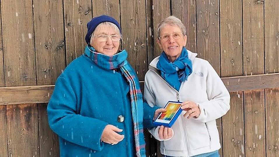 Elisabeth Schmitt (links) &uuml;berreichte die Spende an Jutta Kuschmider vom Kinderhausverein Afrika. Foto: Privat