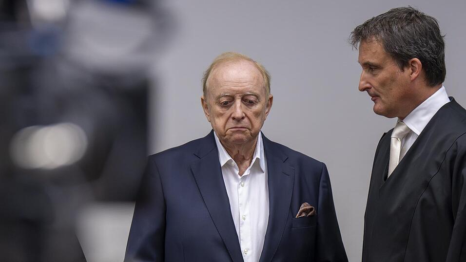 Das Landgericht M&uuml;nchen I hat den Star-Koch Alfons Schuhbeck (l.) unter anderem wegen Insolvenzverschleppung und Betrugs verurteilt.