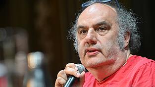 Matthias Lilienthal übernimmt die Berliner Volksbühne. Matthias Lilienthal übernimmt die Berliner Volksbühne.