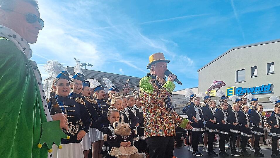 Wie jedes Jahr hatte auch heuer wieder die Garde des TV Dingolfing ihren großen Auftritt - 'Maschkara hellau'. Wie jedes Jahr hatte auch heuer wieder die Garde des TV Dingolfing ihren großen Auftritt - 'Maschkara hellau'.