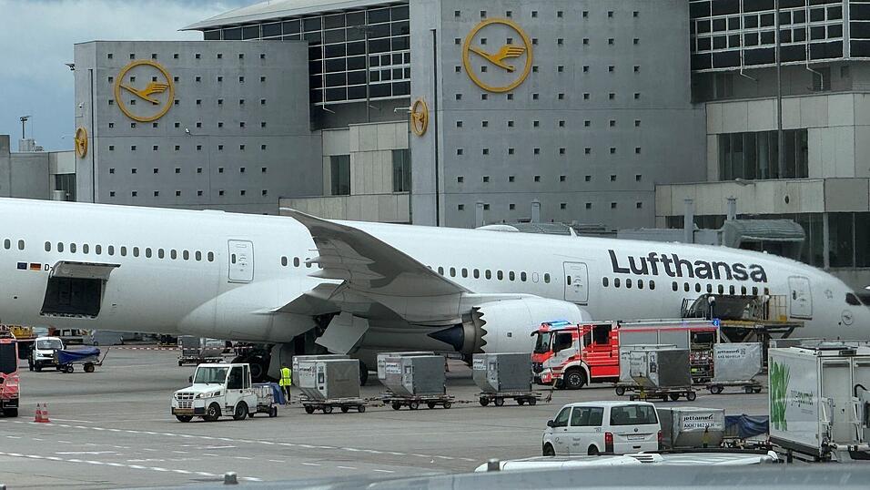 Das Bugfahrwerk eines Lufthansa-Dreamliners knickte vor dem Terminal ein.