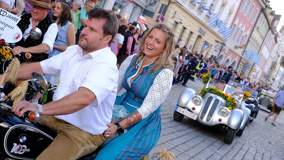 Zahlreiche Musik- und Trachtengruppen zogen nach dreij&auml;hriger Pause am Freitagabend zum Festplatz Am Hagen.