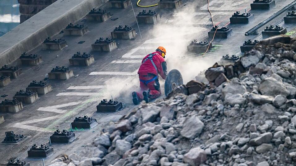 Wer einmal neben einer Baustelle gewohnt hat, weiß, wie laut Bauarbeiten sein können. Die Auflagen zum Lärmschutz sollen in Bayern aber weiter gesenkt werden. (Illustration)