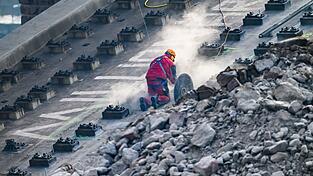 Wer einmal neben einer Baustelle gewohnt hat, weiß, wie laut Bauarbeiten sein können. Die Auflagen zum Lärmschutz sollen in Bayern aber weiter gesenkt werden. (Illustration)
