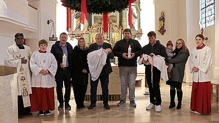 Romina Johanna Breu und Ida Frohnauer (v.l.) auf dem Arm ihrer Paten