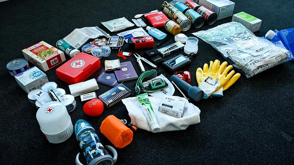 Eine Grundausstattung f&uuml;r den Notfall sollte jeder Zuhause haben. Dazu geh&ouml;ren auch Medikamente, Wasser und Lebensmittel f&uuml;r mehrere Tage. (Illustration)