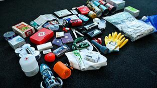 Eine Grundausstattung f&uuml;r den Notfall sollte jeder Zuhause haben. Dazu geh&ouml;ren auch Medikamente, Wasser und Lebensmittel f&uuml;r mehrere Tage. (Illustration)