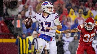 Buffalo Bills Quarterback Josh Allen (l.) dominierte die Defensivreihen der Kansas City Chiefs.