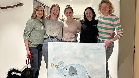 Freuen sich mit Maskottchen &bdquo;Frieda&ldquo;, dem blauen Elefant auf dem Bild, auf den Einzug in Eichendorf (v.l.): Astrid Kantner (Leitung &Ouml;ffentlichkeitsarbeit/Fundraising), Theresa Weinberger (Team Pflege), Romina Zirngibl (Verwaltungsleitung), Betty Buhlan (P&auml;dagogische Leitung), Petra Schmidt (Team Pflege).