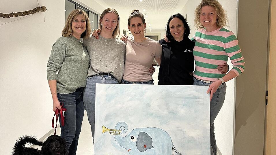 Freuen sich mit Maskottchen &bdquo;Frieda&ldquo;, dem blauen Elefant auf dem Bild, auf den Einzug in Eichendorf (v.l.): Astrid Kantner (Leitung &Ouml;ffentlichkeitsarbeit/Fundraising), Theresa Weinberger (Team Pflege), Romina Zirngibl (Verwaltungsleitung), Betty Buhlan (P&auml;dagogische Leitung), Petra Schmidt (Team Pflege).