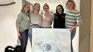 Freuen sich mit Maskottchen &bdquo;Frieda&ldquo;, dem blauen Elefant auf dem Bild, auf den Einzug in Eichendorf (v.l.): Astrid Kantner (Leitung &Ouml;ffentlichkeitsarbeit/Fundraising), Theresa Weinberger (Team Pflege), Romina Zirngibl (Verwaltungsleitung), Betty Buhlan (P&auml;dagogische Leitung), Petra Schmidt (Team Pflege).