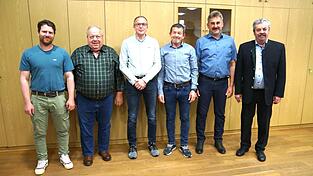 Dritter B&uuml;rgermeister Matthias R&ouml;hrl (l.) und B&uuml;rgermeister Johann Aumeier (r.) mit den ausscheidenden Gemeinder&auml;ten.
