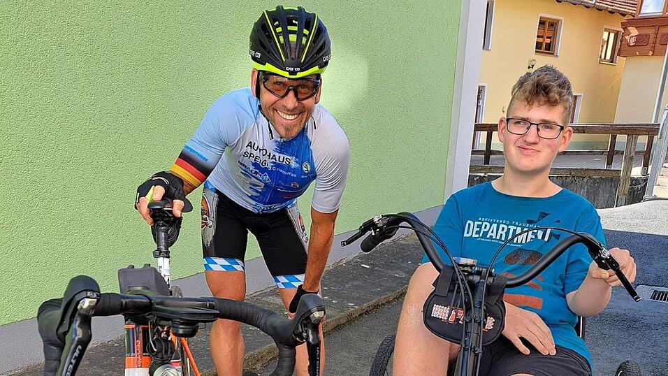 'Er f&auml;hrt gerne Rad - und l&auml;sst&acute;s auch mal pfeifen!', sagt Beate Altmann, die Mutter von Johannes. Klar, dass der 16-J&auml;hrige auf seinem Spezialrad zusammen mit Ultracycler Rainer Steinberger bei dessen Besuch in Neukirchen b. Hl. Blut eine Runde durch den Ort dreht.