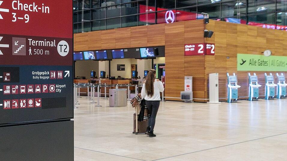 Wegen einer Drohnensichtung wurde der Flugbetrieb am BER zwischenzeitlich eingestellt. Wegen einer Drohnensichtung wurde der Flugbetrieb am BER zwischenzeitlich eingestellt.