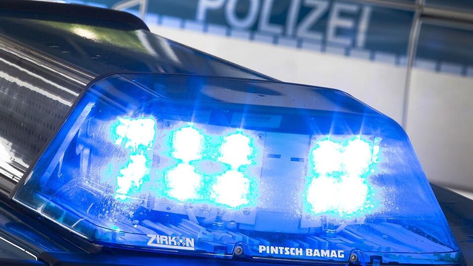 Der 17-Jährige schiebt nach dem Unfall sein Motorrad weg und wird von der Polizei aufgegriffen. (Symbolbild) Der 17-Jährige schiebt nach dem Unfall sein Motorrad weg und wird von der Polizei aufgegriffen. (Symbolbild)