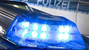 Der 17-Jährige schiebt nach dem Unfall sein Motorrad weg und wird von der Polizei aufgegriffen. (Symbolbild) Der 17-Jährige schiebt nach dem Unfall sein Motorrad weg und wird von der Polizei aufgegriffen. (Symbolbild)
