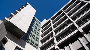 Ein katholischer Pfarrer soll sich vor mehreren Jahren an einer 18-Jährigen vergangen haben. Dafür muss er sich vor dem Münchner Amtsgericht verantworten.