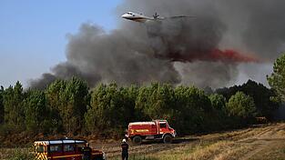Während einer Hitzewelle sind in Frankreich neue Waldbrände aufgeflammt. Während einer Hitzewelle sind in Frankreich neue Waldbrände aufgeflammt.