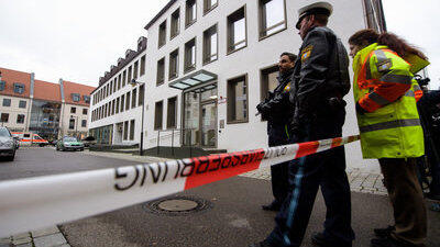 Eine Geiselnahme in Pfaffenhofen hält die Polizei in Atem. Eine Geiselnahme in Pfaffenhofen hält die Polizei in Atem.