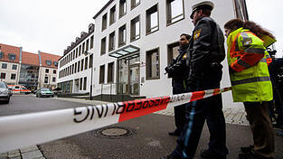 Eine Geiselnahme in Pfaffenhofen h&auml;lt die Polizei in Atem.
