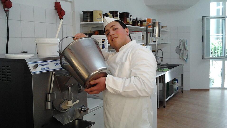 Freistunde durfte in das Eislabor der Familie Santoro. Was genau alles Angelo in die verschiedenen Eissorten hineinmischt, bleibt ein Geheimnis. Am Ende schmecken sie aber alle super. Freistunde durfte in das Eislabor der Familie Santoro. Was genau alles Angelo in die verschiedenen Eissorten hineinmischt, bleibt ein Geheimnis. Am Ende schmecken sie aber alle super.