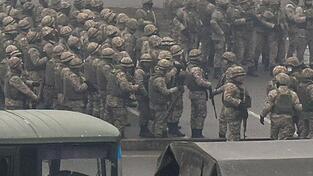 300 kasachische Soldaten sind wegen der Unruhen in gepanzerten Mannschaftswagen angerückt.