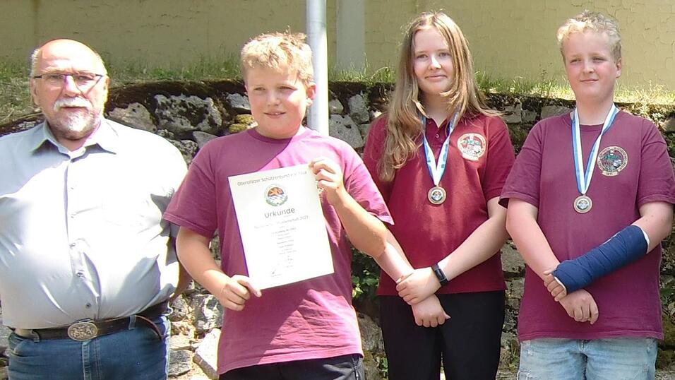 Bayerischer Vize-Landesmeister ist die SG 1911 Gleißenberg bei den Schülern. Landessportleiter Ernst Adler (links) überreichte die Medaillen. Bayerischer Vize-Landesmeister ist die SG 1911 Gleißenberg bei den Schülern. Landessportleiter Ernst Adler (links) überreichte die Medaillen.