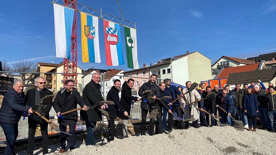 Spatenstich zum Neubau des Parkhauses