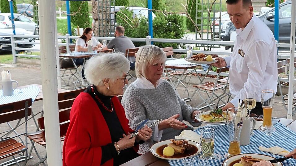 Schwein gab's am Mittwochabend häufig im Biergarten der Fischerstub'n - die Gäste des Eröffnungsabends ließen sich's schmecken. Schwein gab's am Mittwochabend häufig im Biergarten der Fischerstub'n - die Gäste des Eröffnungsabends ließen sich's schmecken.