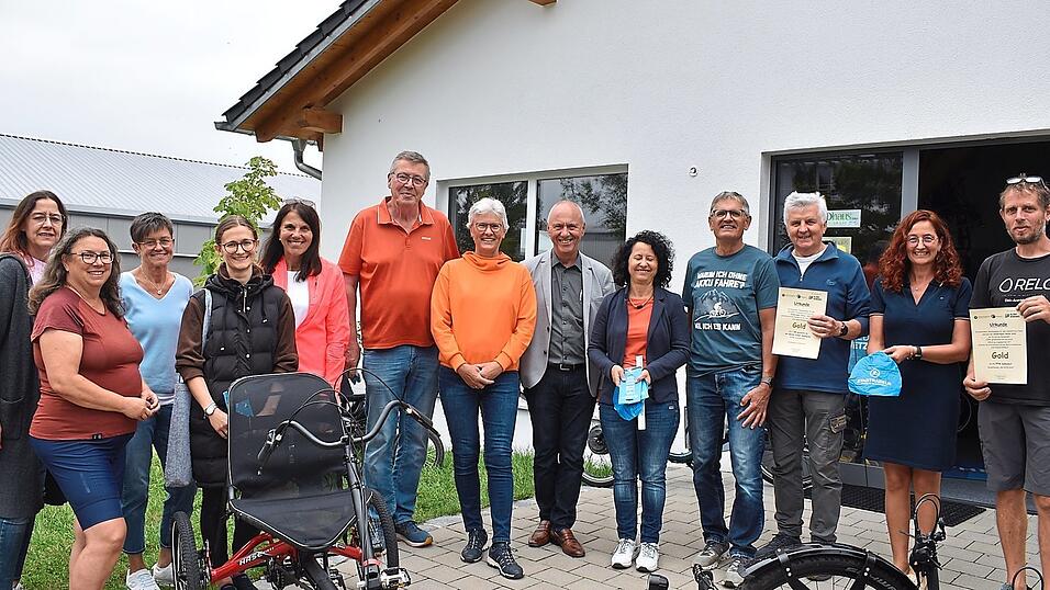 Den Gewinnern händigte Bürgermeister Josef Reff (Sechster von rechts) die Preise aus. Organisationsleiterin Rita Häglsperger (Zweite von rechts) war ebenfalls dabei. Den Gewinnern händigte Bürgermeister Josef Reff (Sechster von rechts) die Preise aus. Organisationsleiterin Rita Häglsperger (Zweite von rechts) war ebenfalls dabei.