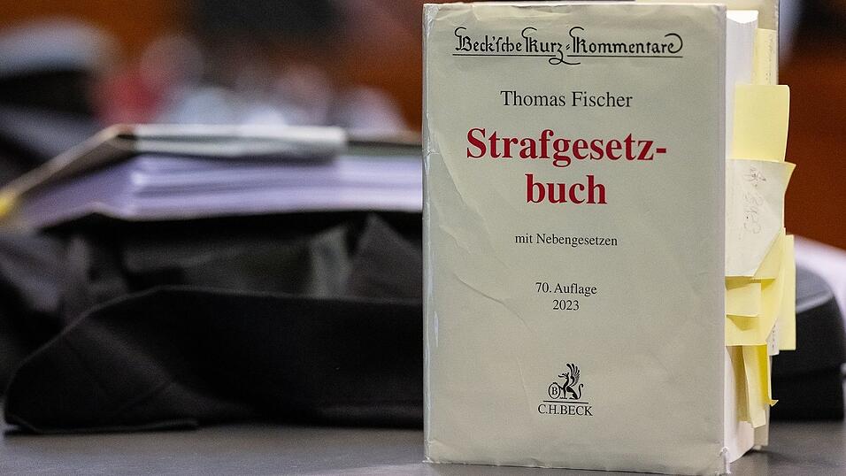 Wenn es nach dem Willen der Staatsanwaltschaft Braunschweig geht, sollen Vergewaltigungsvorwürfe gegen den Maddie-Verdächtigen in Göttingen neu verhandelt werden. (Archivbild) Wenn es nach dem Willen der Staatsanwaltschaft Braunschweig geht, sollen Vergewaltigungsvorwürfe gegen den Maddie-Verdächtigen in Göttingen neu verhandelt werden. (Archivbild)