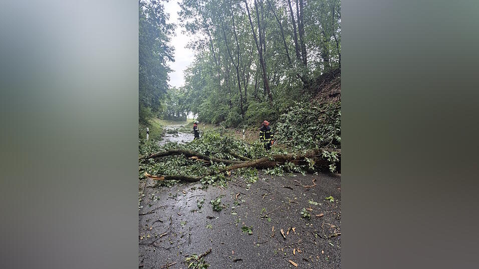 Die Feuerwehr Niederaichbach war beim Unwetter verstärkt gefordert. Die Feuerwehr Niederaichbach war beim Unwetter verstärkt gefordert.