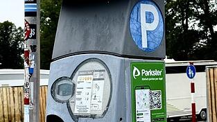 Auf der Grieserwiese kostet Parken pro Tag künftig zwei Euro statt einem. Vorerst aber nur theoretisch: Die Bartlmädult belegt den Parkplatz. Auf der Grieserwiese kostet Parken pro Tag künftig zwei Euro statt einem. Vorerst aber nur theoretisch: Die Bartlmädult belegt den Parkplatz.
