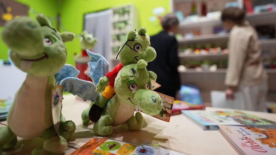 Bücher, Kuscheltiere und Co. Wenn die Reise durch die Olchis-Welt geschafft ist, können neue Bücher fürs Kinderzimmer gekauft werden. Bücher, Kuscheltiere und Co. Wenn die Reise durch die Olchis-Welt geschafft ist, können neue Bücher fürs Kinderzimmer gekauft werden.
