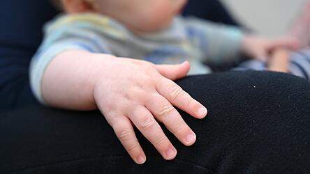Mehr V&auml;ter in Elternzeit sind ein gutes Ziel. Kinder brauchen keine Hilfskr&auml;fte, die gelegentlich einspringen, sondern Eltern, die Verantwortung teilen.