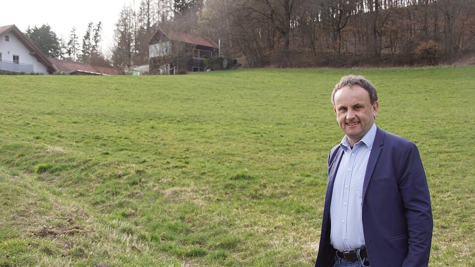 Bürgermeister Josef Schütz auf dem Grundstück am Schwarzen Helm, um das es geht. Dass hier ein Kinderhaus entstehen soll, löst unter den Anwohnern keine Begeisterungsstürme aus.