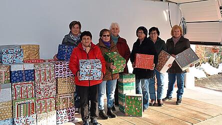 Johanna Kiesl und ihre Helferinnen sind die Päckchenhelden aus Rötz, die mit ihrem Einsatz Kinder glücklich machen.