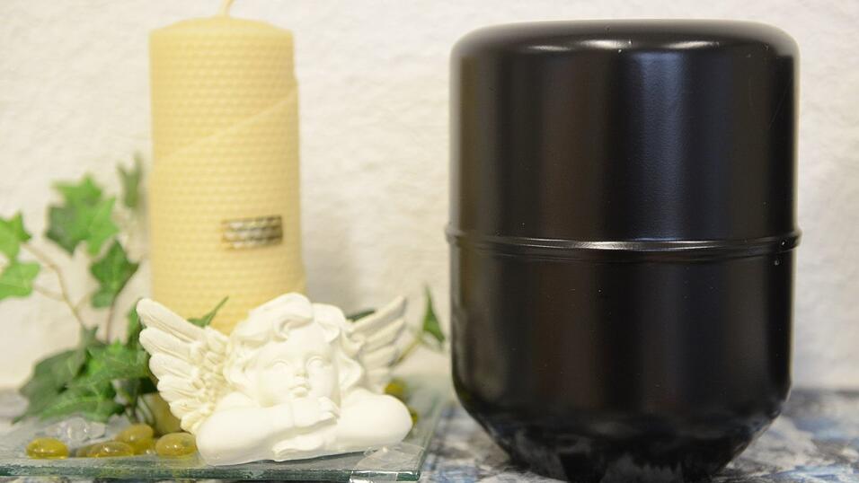 Ein Mann hat f&uuml;r die R&uuml;ckgabe von mehr als 30 Urnen L&ouml;segeld gefordert. (Symbolbild)