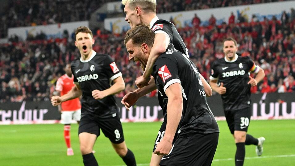 Torjubel der Freiburger: Ginter legt vor, H&ouml;ler verwandelt.